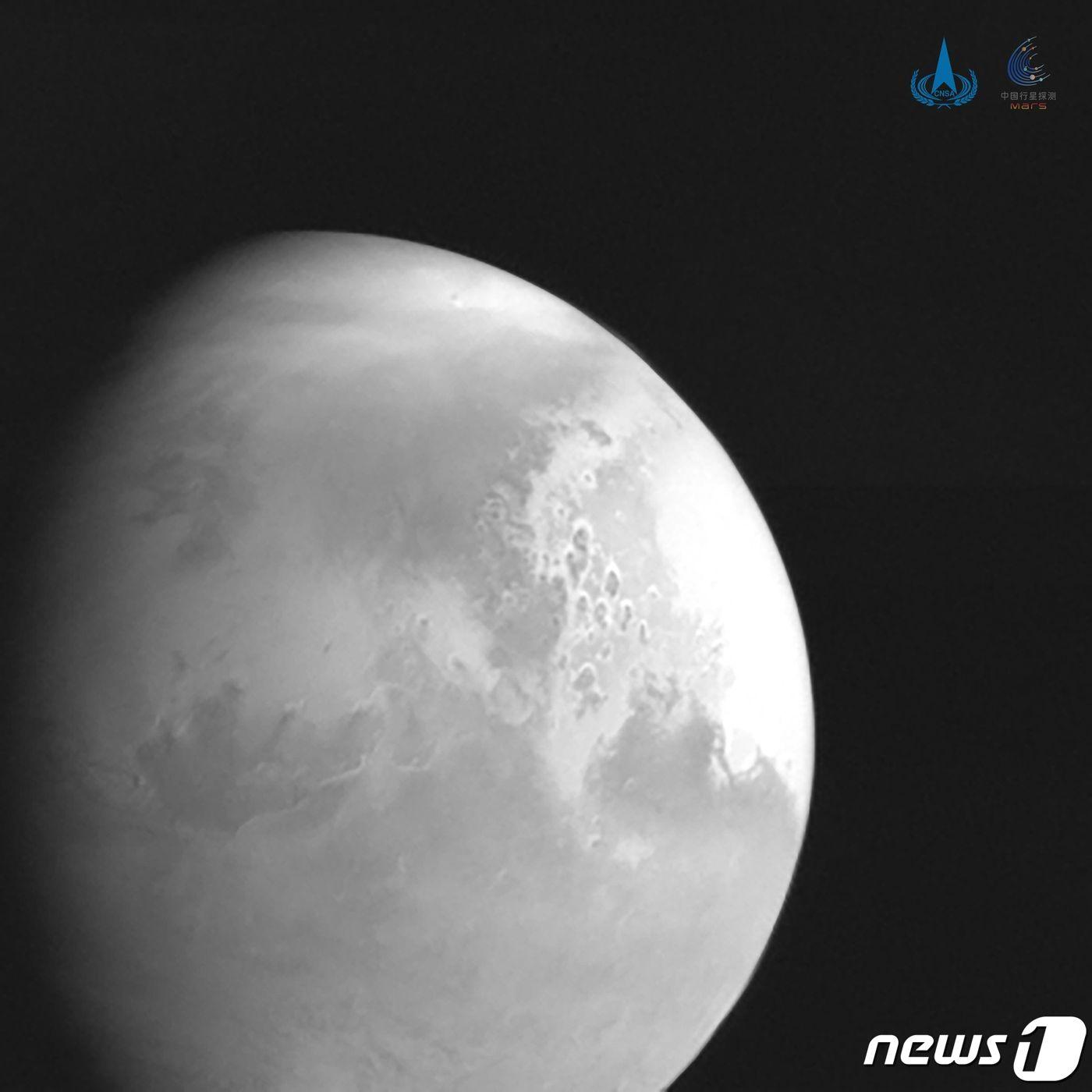 본문 이미지 - 중국국가항청국이 공개한 화성탐사선 톈원 1호에서 보내온 화성 이미지 ⓒ AFP=뉴스1