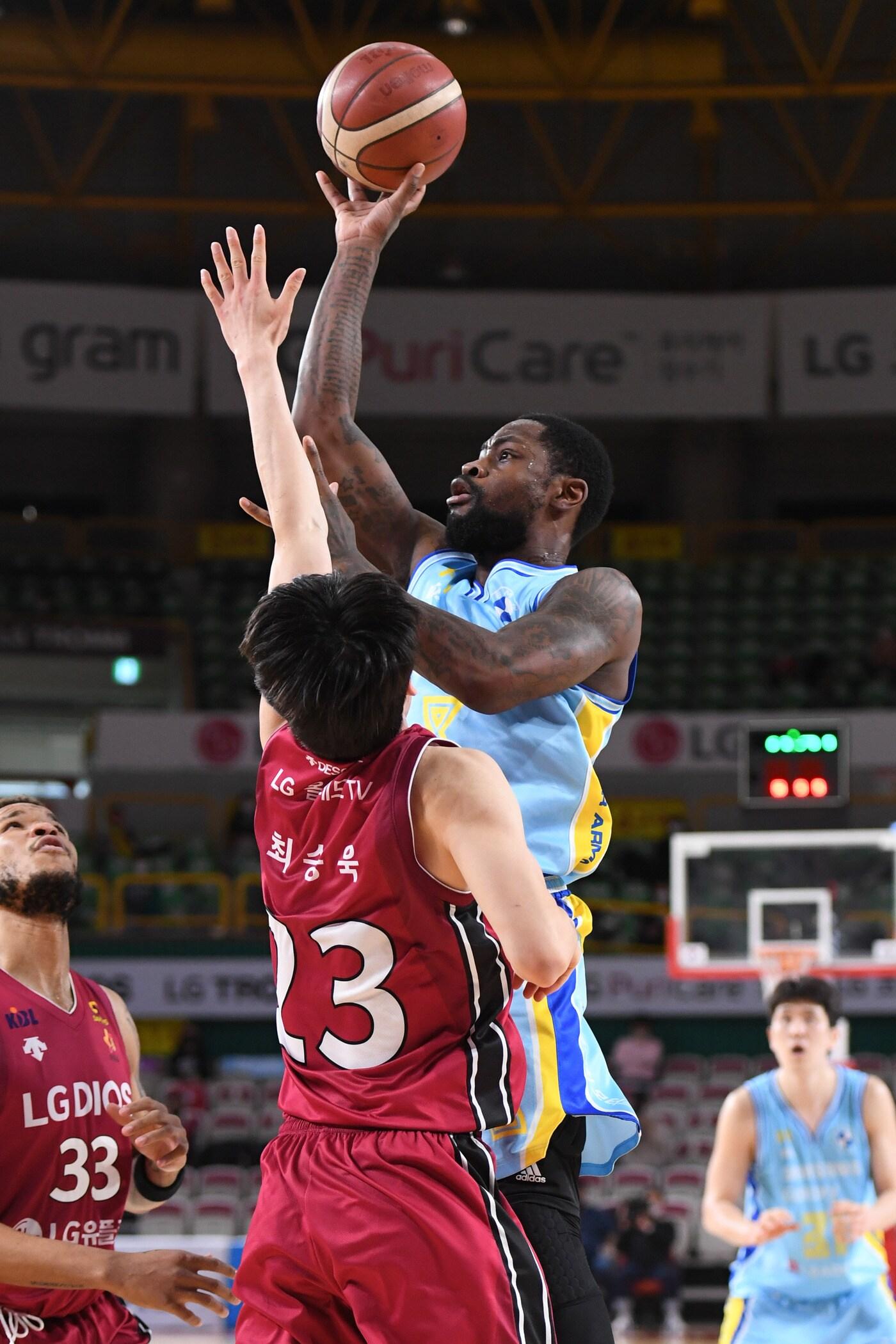 본문 이미지 - 서울 삼성 테리코 화이트가 6일 창원 LG와의 경기에서 슛을 시도하고 있다.(KBL 제공)ⓒ 뉴스1