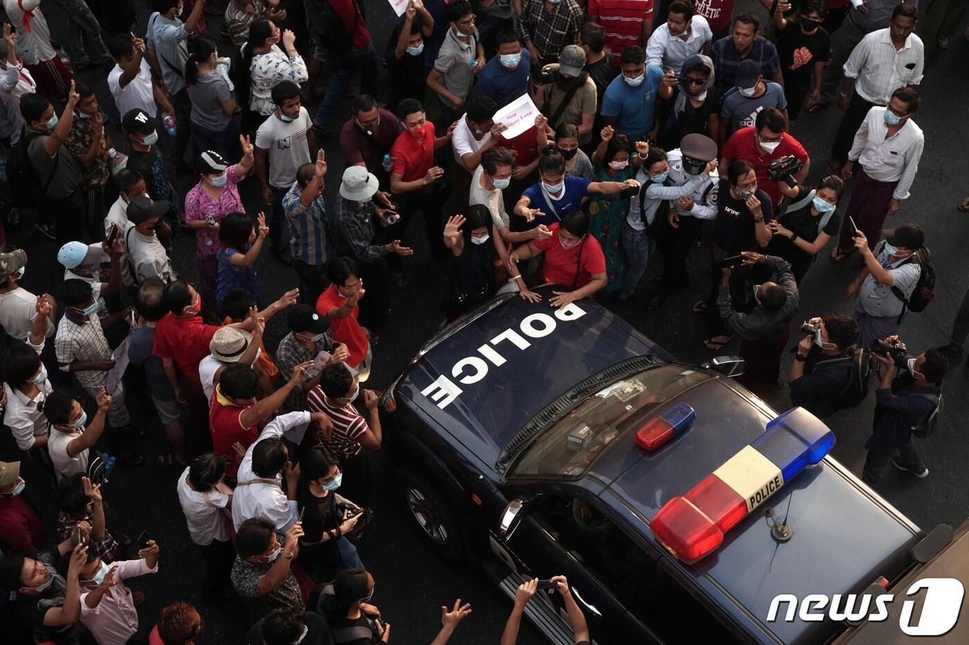 미얀마 최대 도시 양곤에서 2021년 2월6일(현지시간) 군부 쿠데타에 반대하는 시민 시위대가 경찰차를 가로막고 있다. ⓒ AFP=뉴스1 ⓒ News1 최서윤 기자