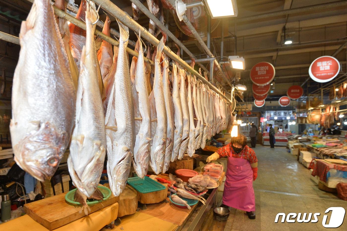 본문 이미지 - 설명절을 앞둔 7일 경북 도내 최대전통시장인 포항죽도시장 어물전에 제수용 생선이 주렁주렁 달려있다. 2021.2.7/뉴스1 ⓒ News1 최창호 기자