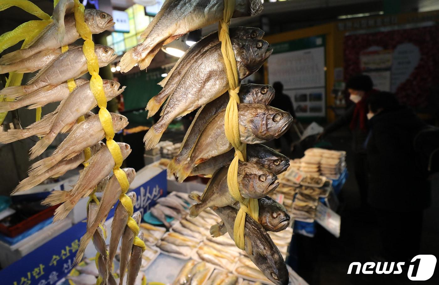 본문 이미지 - 민족대명절 설 연휴를 앞둔 7일 오후 서울 마포구 망원시장에서 시민들이 제수용품을 구매하고 있다. 한국농수산식품유통공사에 따르면 지난 4일 기준 설 차례상 구매비용 조사 결과 전통시장에서는 26만7392원, 대형유통업체에서는 37만4370원이 소요되는 것으로 나타났다. 2021.2.7/뉴스1 ⓒ News1 오대일 기자