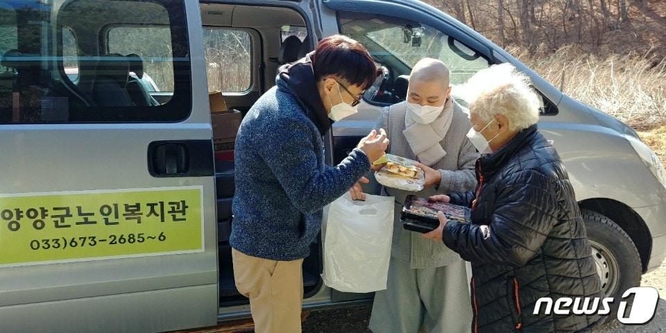 본문 이미지 - 사회복지법인 대한불교 조계종 무산복지재단은 8일 지역 내 소외계층에 위문품을 전달했다.(무산복지재단 제공) ⓒ 뉴스1