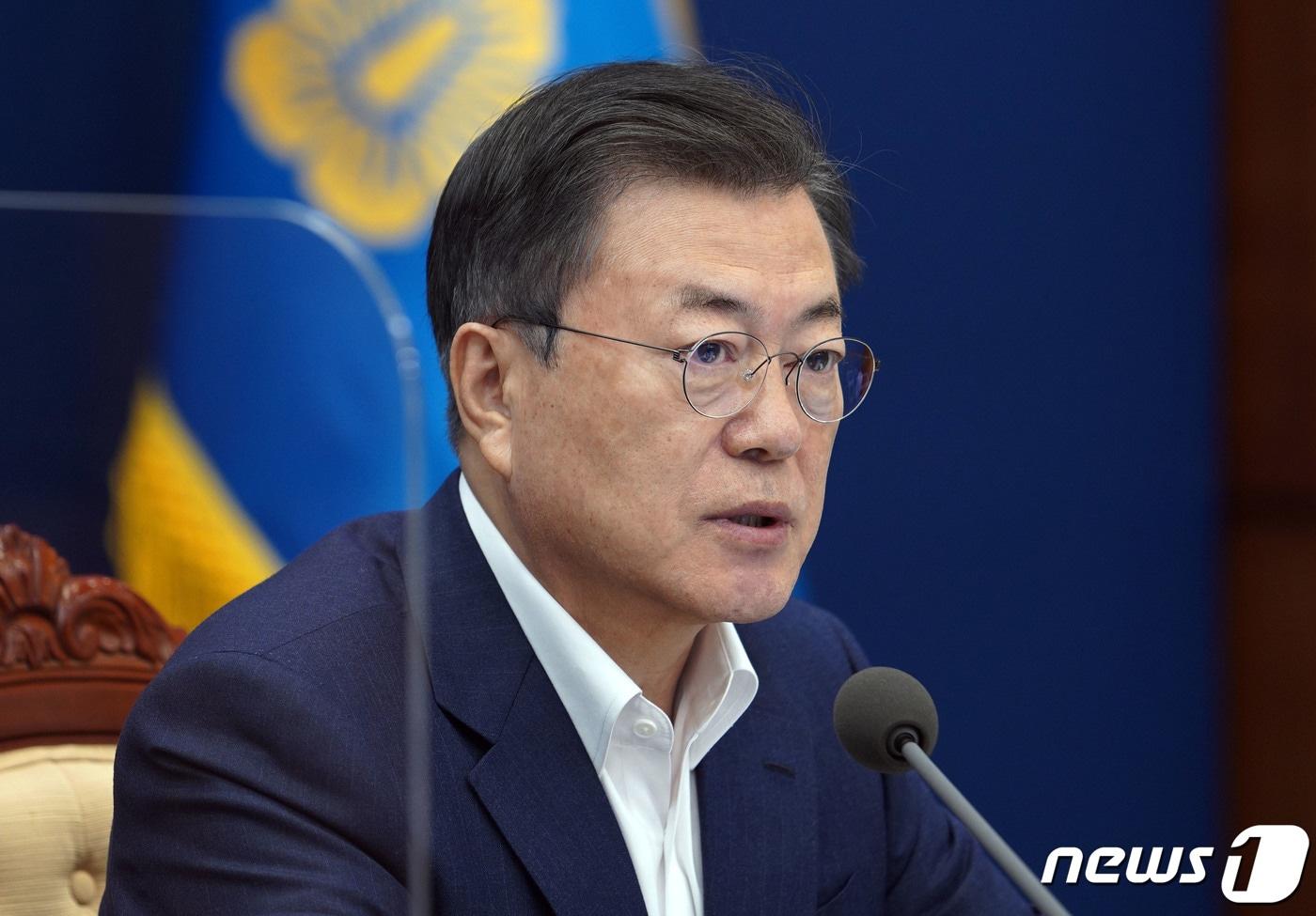 본문 이미지 - 문재인 대통령이 8일 오후 청와대에서 열린 수석·보좌관회의를 주재하고 있다.2021.2.8/뉴스1 ⓒ News1 이광호 기자