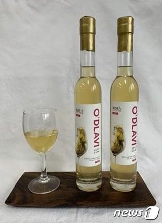 본문 이미지 - 충북농업기술원 와인연구소가 자체 개발한 '무가당 와인 제조법'을 활용해 만든 와인.(충북도 제공).2021.2.8/