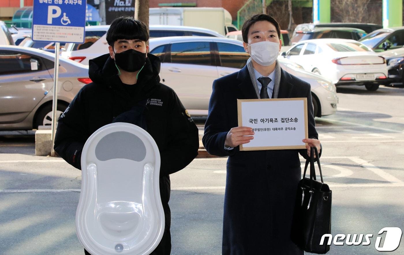 본문 이미지 - 법무법인 '대륙아주' 소속 이승익 변호사가 9일 오전 서울 동작경찰서에서 기준치의 612배를 초과하는 환경호르몬이 검출된 아기욕조 제조업체(대현화학공업)와 유통업체(기현산업)를 상대로 형사고소장을 접수하기 전 입장을 밝히고 있다. 2021.2.9/뉴스1 ⓒ News1 구윤성 기자