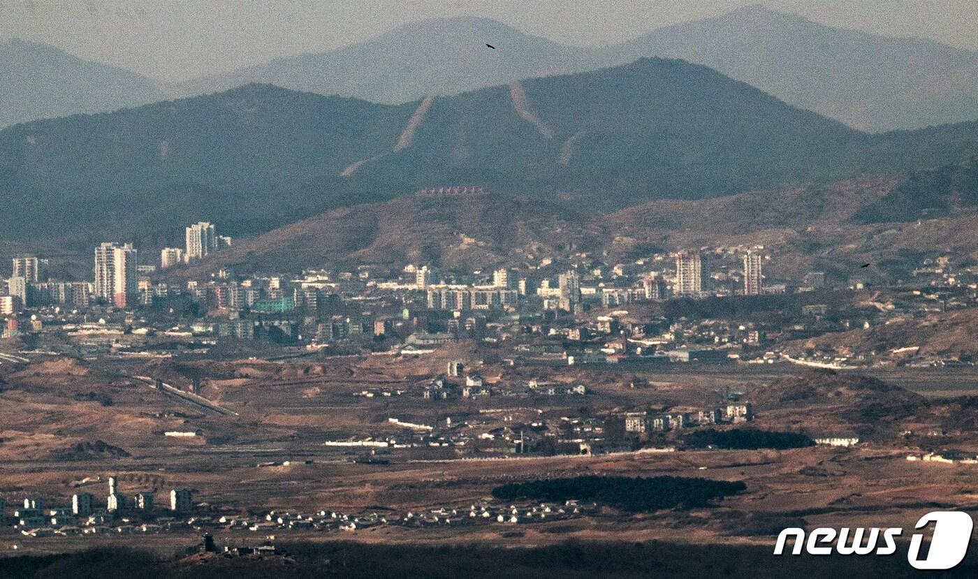 본문 이미지 - 개성공단 가동 중단 5년을 맞은 9일 경기도 파주 접경지역에서 바라본 개성시내 일대가 적막하다.2021.2.9/뉴스1 ⓒ News1 오대일 기자