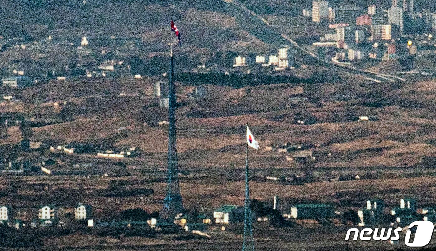 본문 이미지 - 경기도 파주 접경지역에서 바라본 서부전선 비무장지대(DMZ) 남한 대성동 마을. 2021.2.9/뉴스1 ⓒ News1 오대일 기자