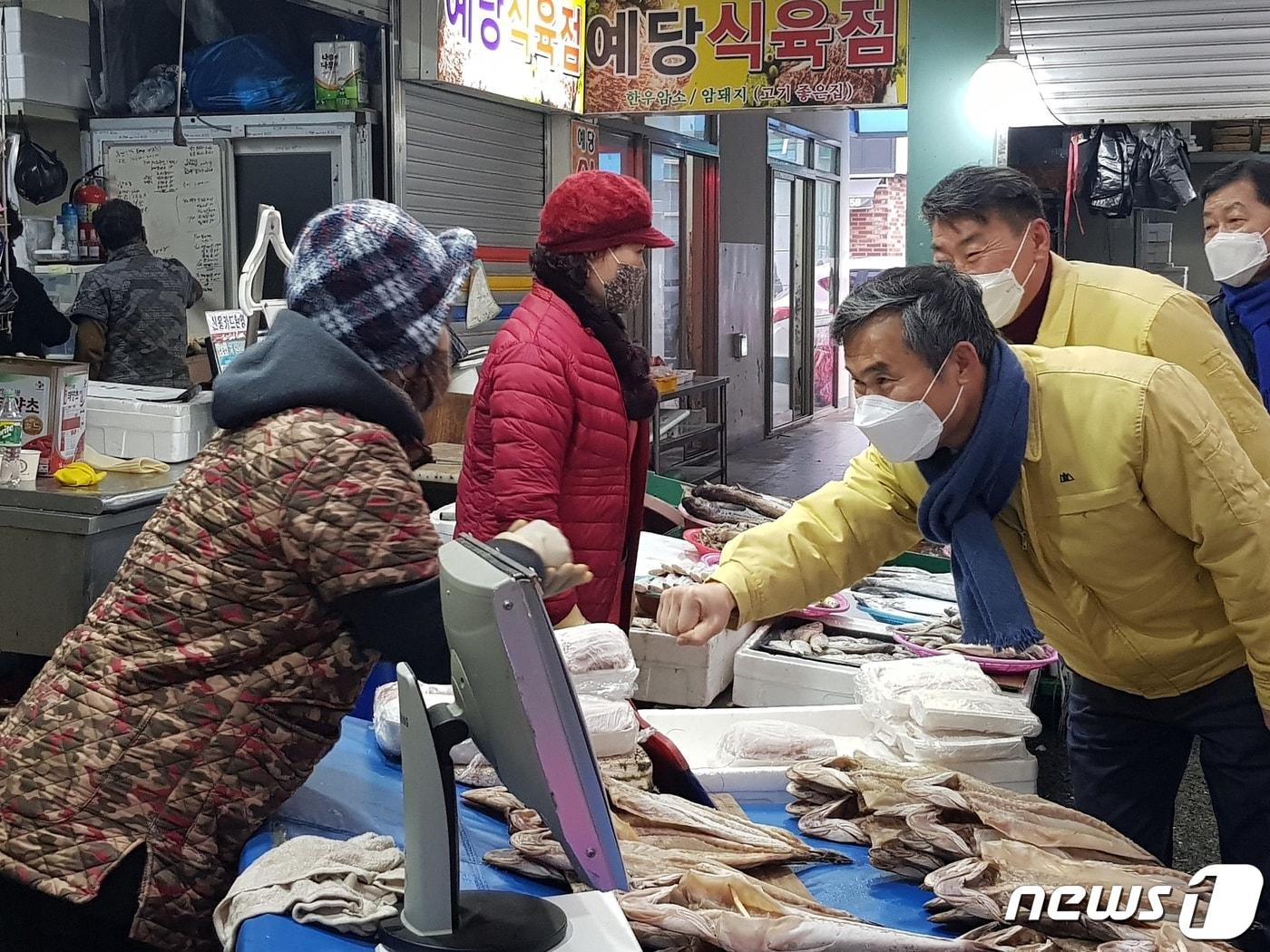 본문 이미지 - 설 연휴를 앞둔 지난 9일 김승남 더불어민주당 의원이 보성 전통시장을 찾았다. ⓒ 뉴스1