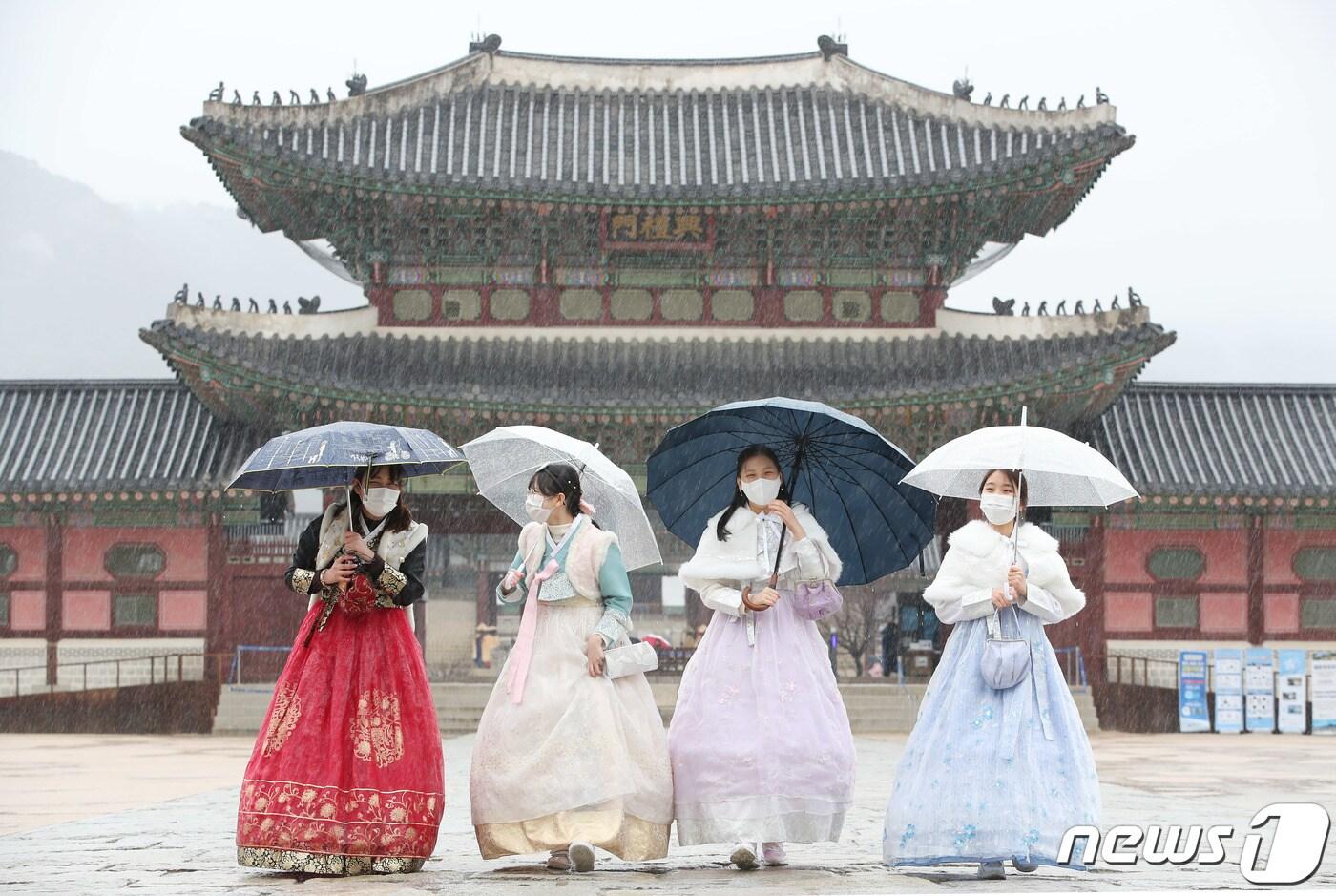 본문 이미지 - 비가 내린 1일 서울 경복궁에서 한복을 차려입은 학생들이 채 우산을 든 채 걷고 있다. 2021.3.1/뉴스1 ⓒ News1 박정호 기자