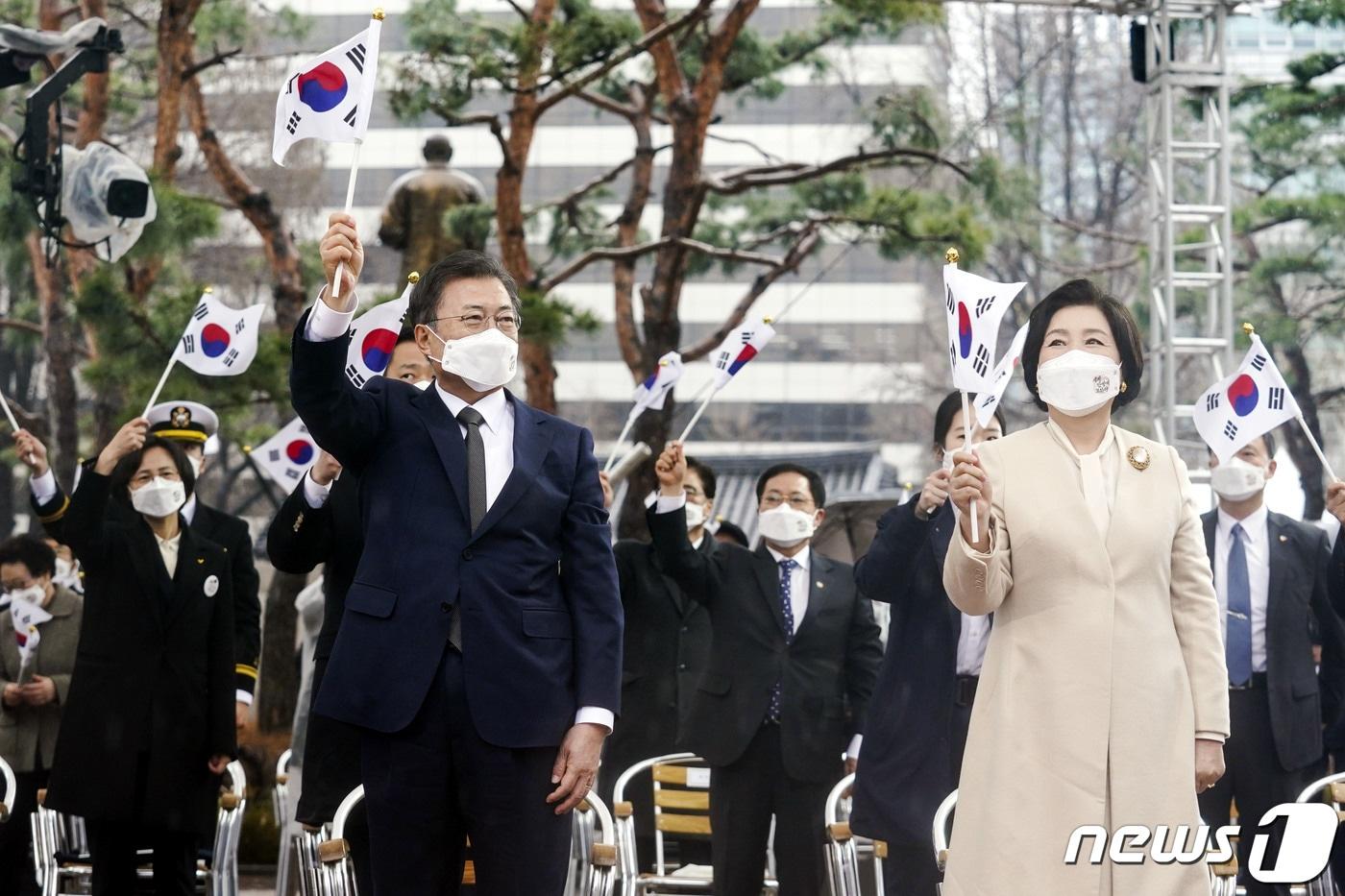 본문 이미지 - 문재인 대통령과 김정숙 여사가 1일 오전 서울 종로구 탑골공원에서 열린 제102주년 3.1절 기념식에서 만세삼창 후 태극기를 흔들고 있다. 2021.3.1/뉴스1 ⓒ News1 이광호 기자