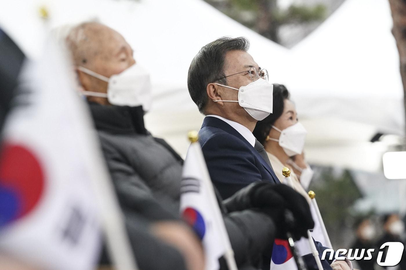 본문 이미지 - 문재인 대통령이 1일 오전 서울 종로구 탑골공원에서 열린 제102주년 3.1절 기념식에 참석해 있다. 2021.3.1/뉴스1 ⓒ News1 이광호 기자