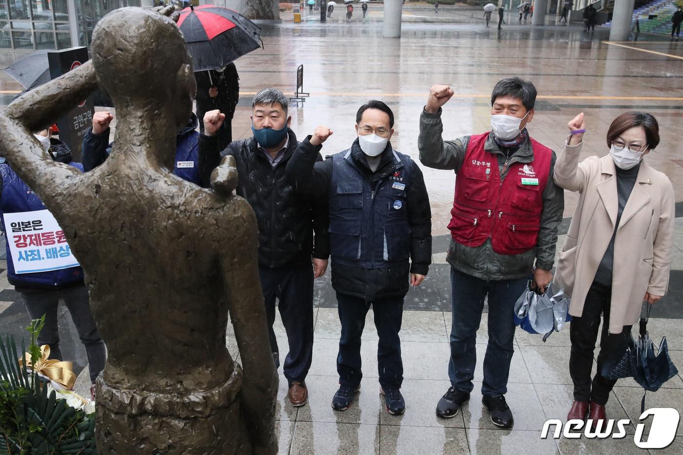 본문 이미지 - 민주노총과 한국노종 조합원들이  삼일절을 맞아 서울 용산역 강제징용노동자상 앞에서 합동참배 및 기자회견을 마친 후 일본의 강제동원 사죄·배상을 촉구하는 구호를 외치고 있다.(사진은 기사 내용과 무관함) / 뉴스1 ⓒ News1