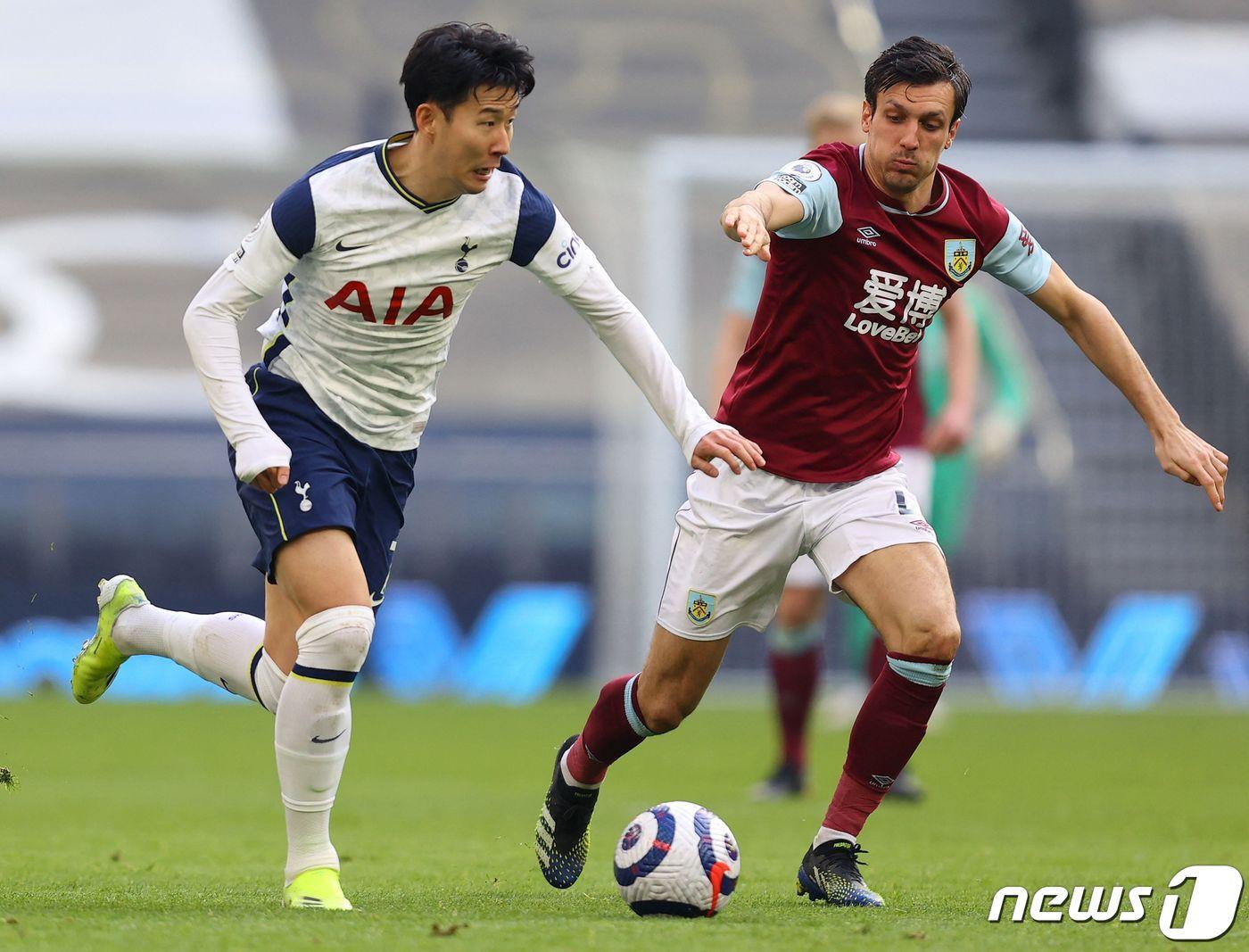 본문 이미지 - 손흥민이 28일 (현지시간) 런던의 토트넘 홋스퍼 스타디움에서 열린 프리미어리그(EPL) 번리와 경기서 상대 선수 잭 코크와 볼을 다투고 있다. ⓒ AFP=뉴스1 