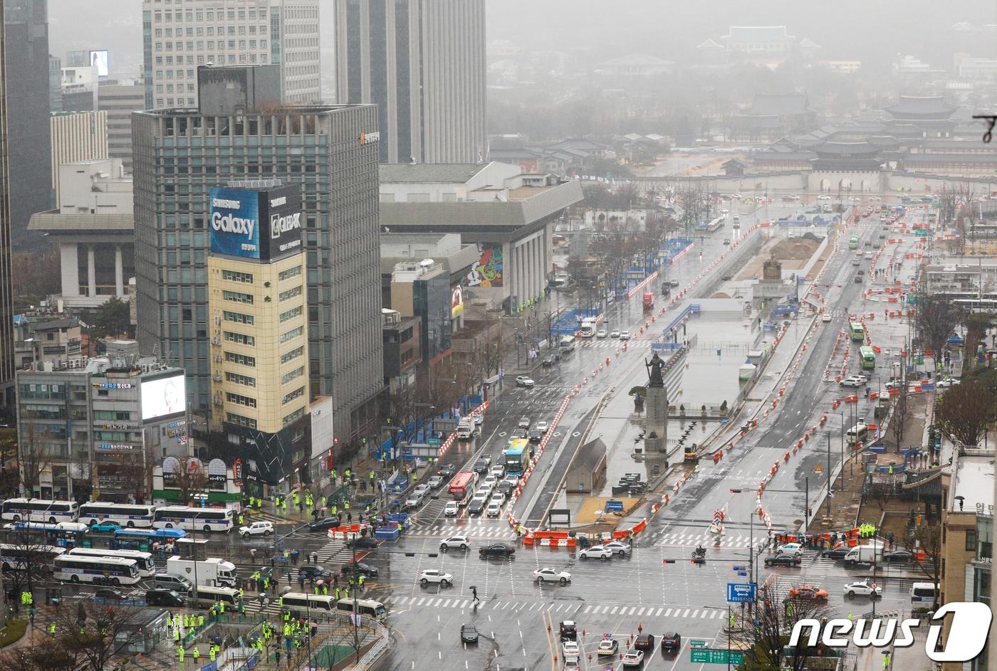 본문 이미지 - 102주년 3·1절인 1일 보수단체들의 집회가 열린 서울 종로구 세종대로 일대에서 경찰이 철제 펜스를 설치한 뒤 경계근무를 하고 있다. 2021.3.1/뉴스1 ⓒ News1 안은나 기자