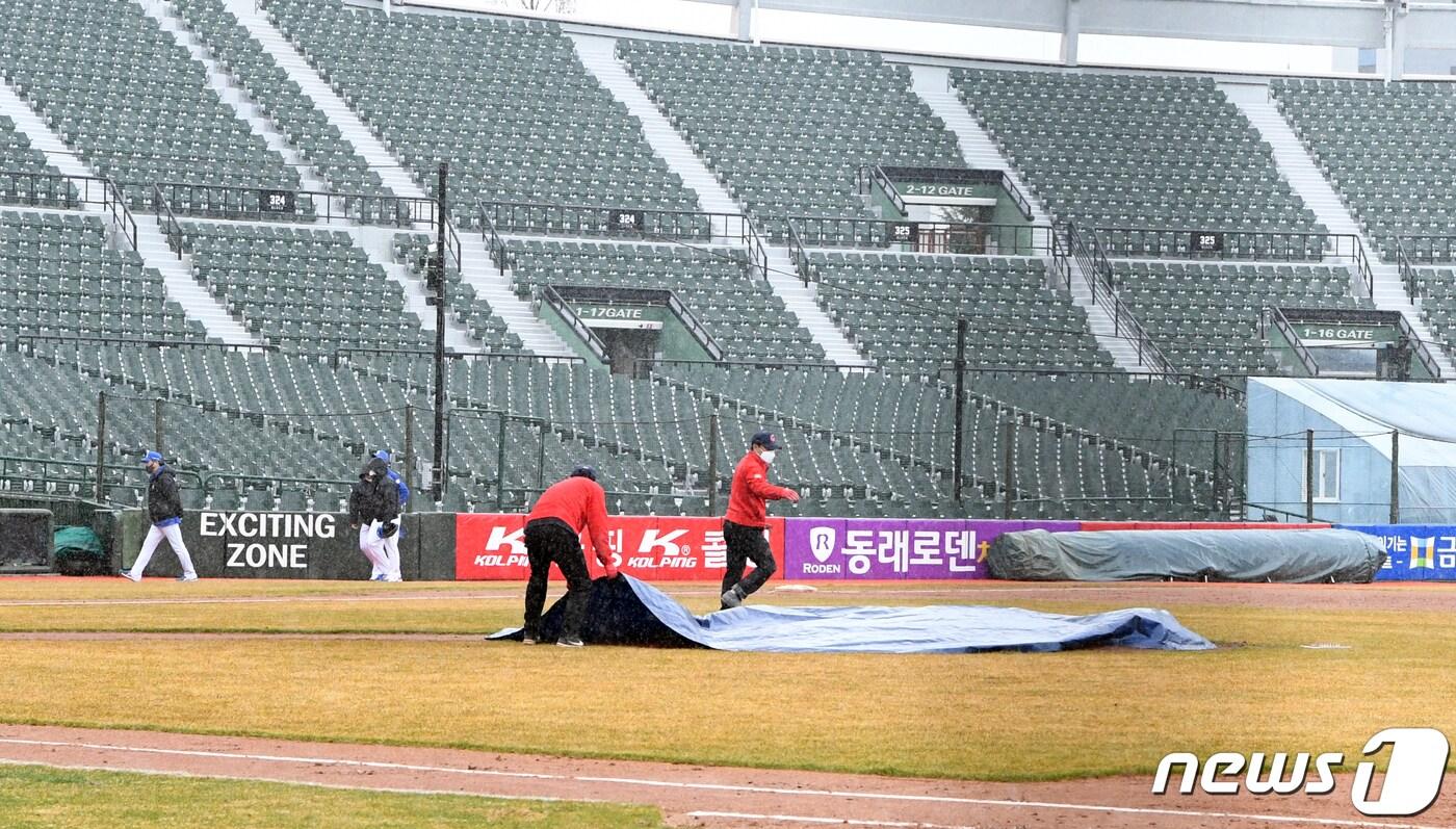 비 내리는 부산 사직구장. 뉴스1 DB ⓒ News1 여주연 기자