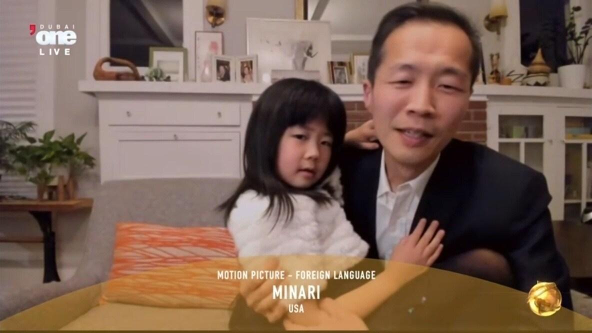 본문 이미지 - 정이삭 감독/ 골든글로브 외국영화상 수상 당시의 모습/ 판씨네마 제공 ⓒ 뉴스1