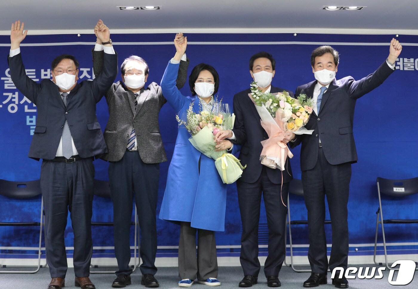 더불어민주당 서울시장 후보에 선출된 박영선 후보가 1일 오후 서울 여의도 더불어민주당사에서 열린 서울시장 후보경선 당선자 발표대회에서 이낙연 대표, 우상호 후보와 기념촬영을 하고 있다. 왼쪽부터 김태년 원내대표, 변재일 중앙당 선관위원장, 박영선, 우상호 후보, 이낙연 대표. 2021.3.1/뉴스1 ⓒ News1 박세연 기자