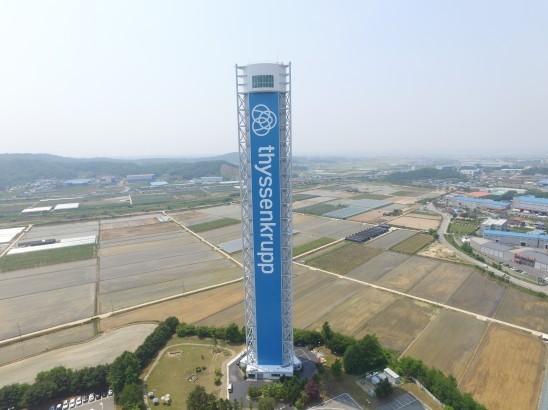 본문 이미지 - TK엘리베이터 천안캠퍼스의 테스트타워. TK엘리베이터는 곧 새로운 CI로 교체할 예정이다.(TK엘리베이터 제공)  ⓒ 뉴스1