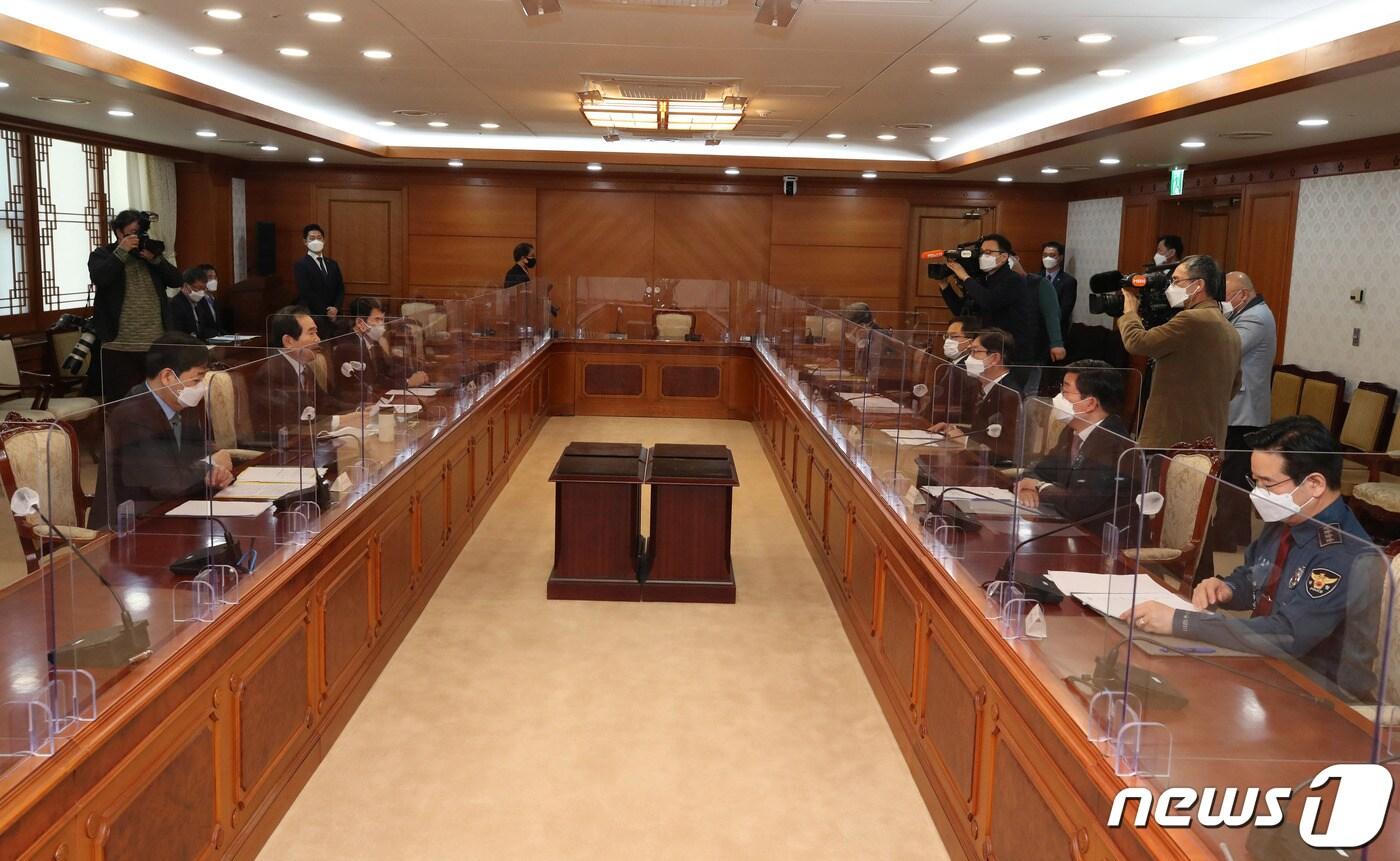정세균 국무총리(왼쪽 두번째)가 10일 오전 서울 종로구 정부서울청사에서 엘에이치(LH) 신도시 투기의혹 수사협력 관련 회의에서 발언하고 있다. 오른쪽부터 김창룡 경찰청장, 전해철 행정안전부 장관, 박범계 법무부 장관, 조남관 검찰총장 직무대행. 2021.3.10/뉴스1 ⓒ News1 송원영 기자