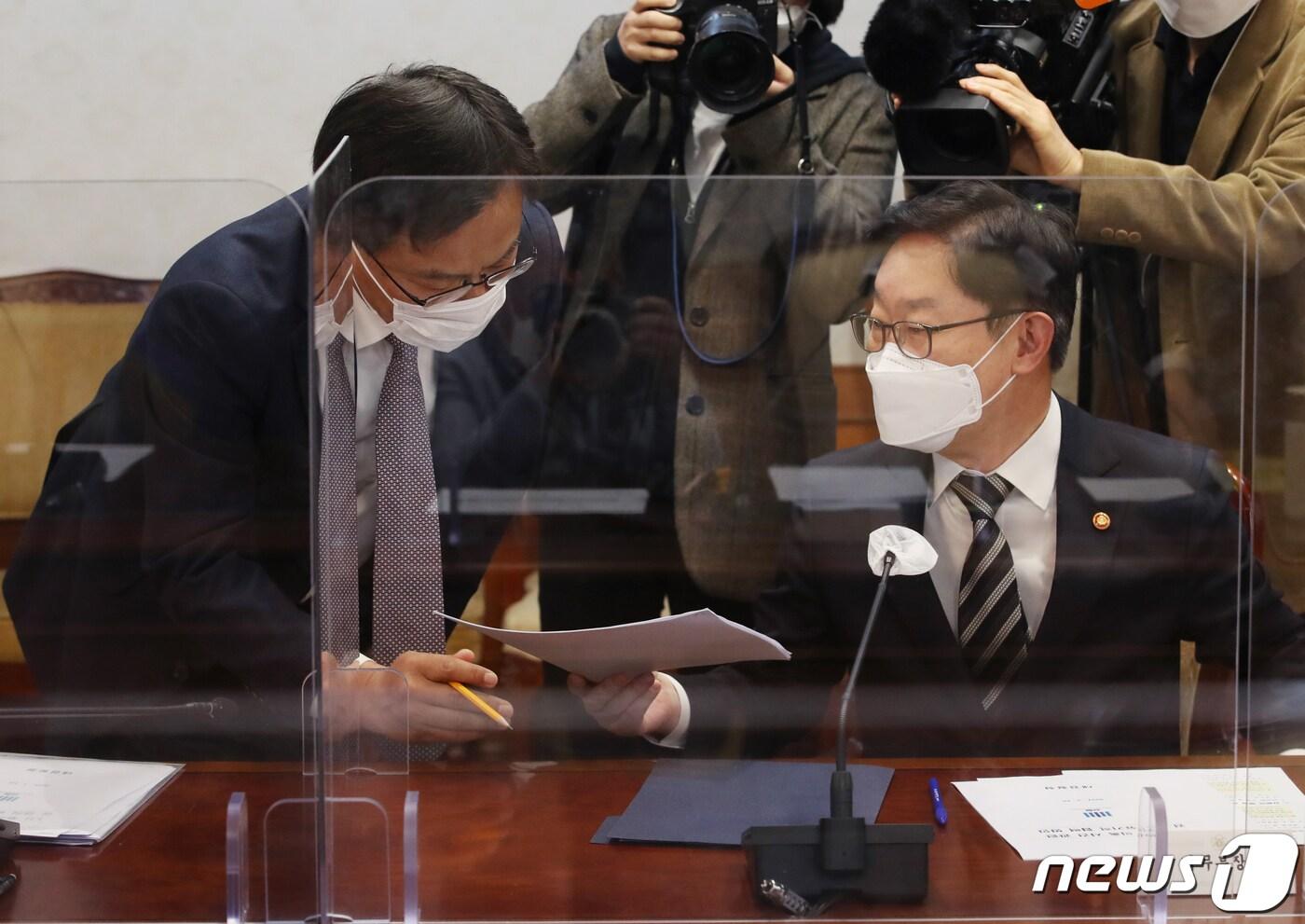 본문 이미지 - 박범계 법무장관과 조남관 검찰총장 직무대행이 10일 서울 종로구 정부서울청사에서 열린 'LH 직원들의 신도시 투기의혹 수사협력 관련 회의' 에서 대화를 하고 있다. 2021.3.10/뉴스1 ⓒ News1 송원영 기자