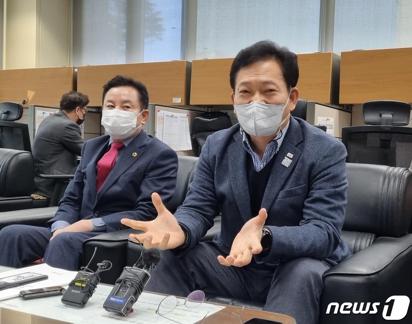 본문 이미지 - 10일 더불어민주당 당대표에 도전한 송영길 의원(오른쪽)이 전북도의회 기자실을 방문해 간담회를 갖고 있다.2021.3.10/뉴스1 ⓒ News1 김동규 기자