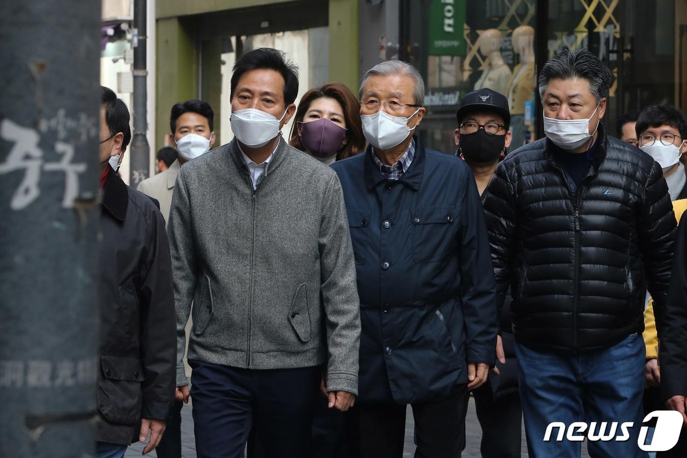 본문 이미지 - 김종인 국민의힘 비상대책위원장과 오세훈 서울시장 후보가 10일 서울 중구 명동 상가 일대를 상인회 관계자와 둘러보고 있다. 2021.3.10/뉴스1 ⓒ News1 국회사진취재단