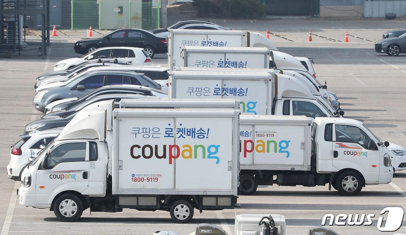 서울 서초구 쿠팡 서초1캠프 인근 주차장에 서 있는 쿠팡 차량들. 2021.3.10/뉴스 ⓒ News1 이성철 기자