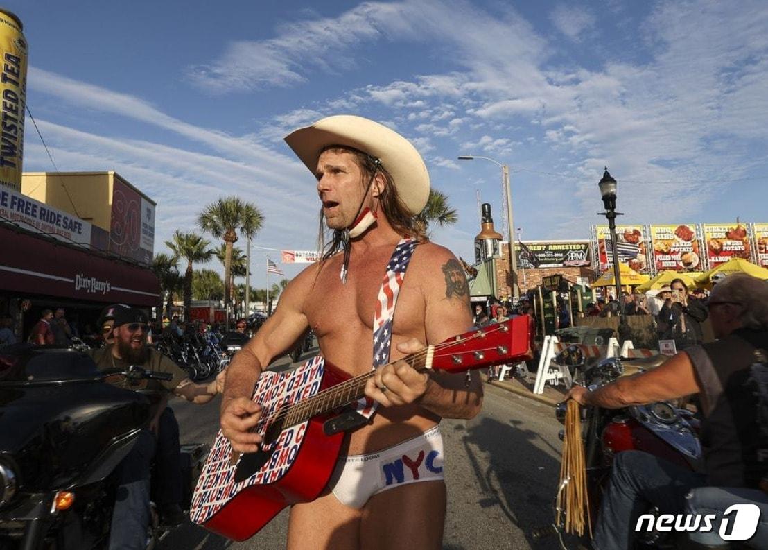 본문 이미지 - 플로리다 데이토나 해변 오토바이 축제에서 공연을 하다 경찰에 붙잡힌 로버트 버크.(출처=트위터 orlandosentinelⓒ 뉴스1