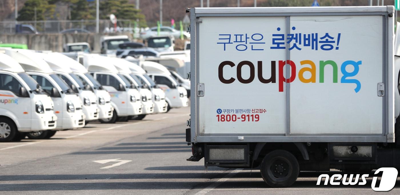 서울 서초구 쿠팡 서초1캠프 인근 주차장에 서 있는 쿠팡 차량들. 2021.3.10/뉴스 ⓒ News1 이성철 기자
