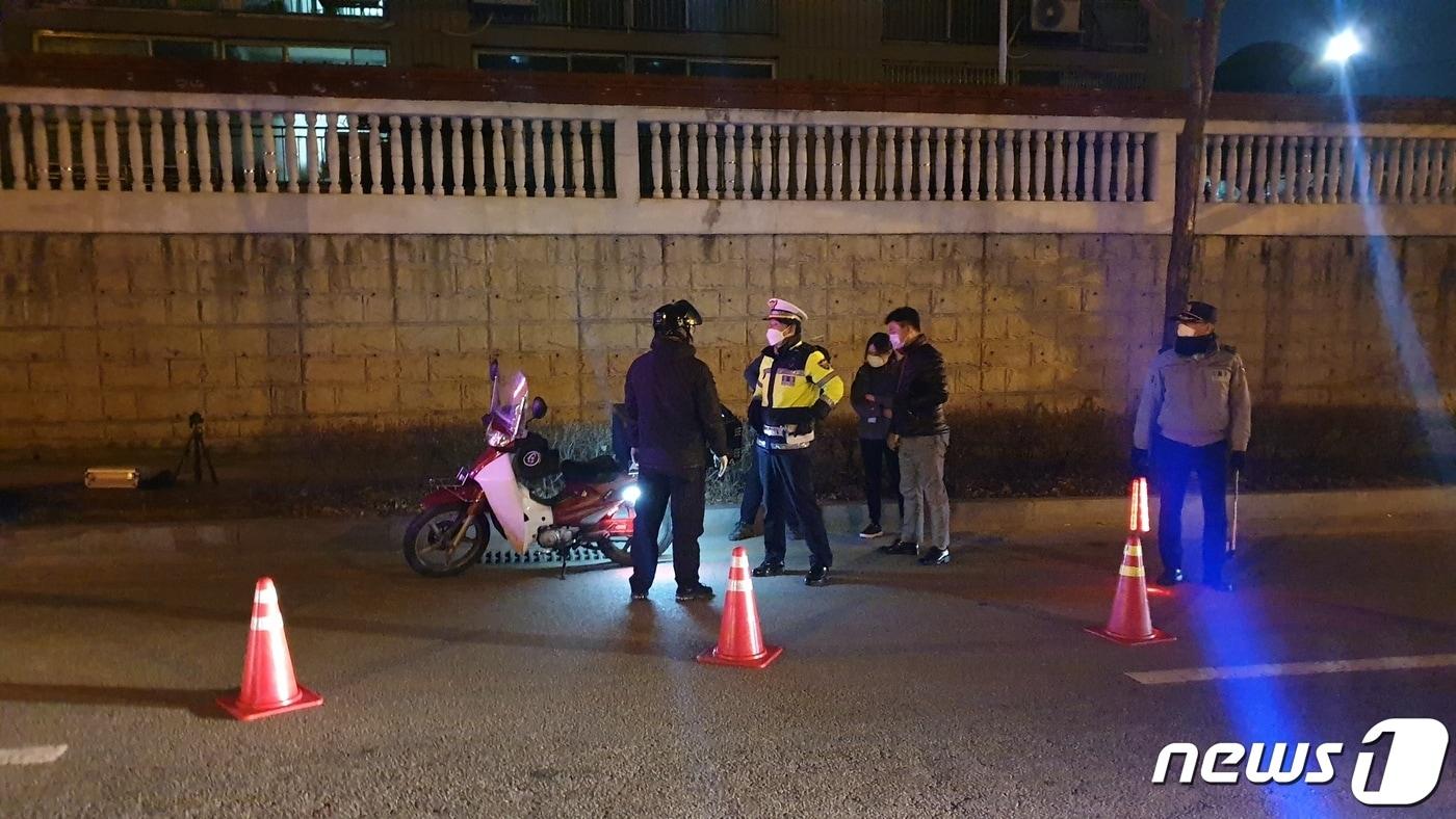 본문 이미지 - 청주 흥덕경찰서는 오는 6월 말까지 이륜차 불법 행위 중점 단속을 펼친다.(청주 흥덕경찰서 제공).2021.3.10/ⓒ 뉴스1