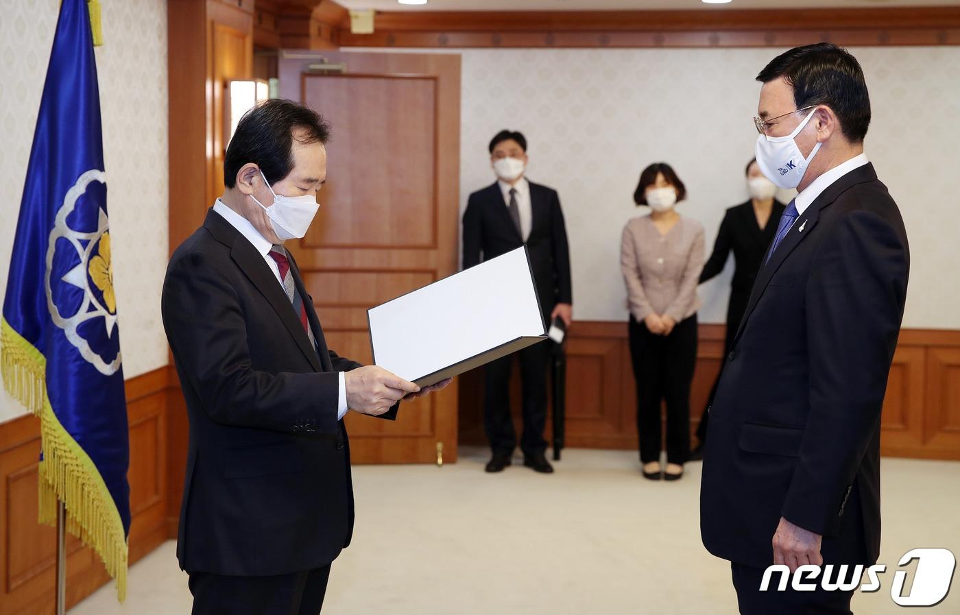 본문 이미지 - 정세균 국무총리가 10일 오후 서울 종로구 정부서울청사에서 박주봉 중소기업 옴부즈맨에게 위촉장을 수여하고 있다. 2021.3.10/뉴스1 ⓒ News1 김진환 기자