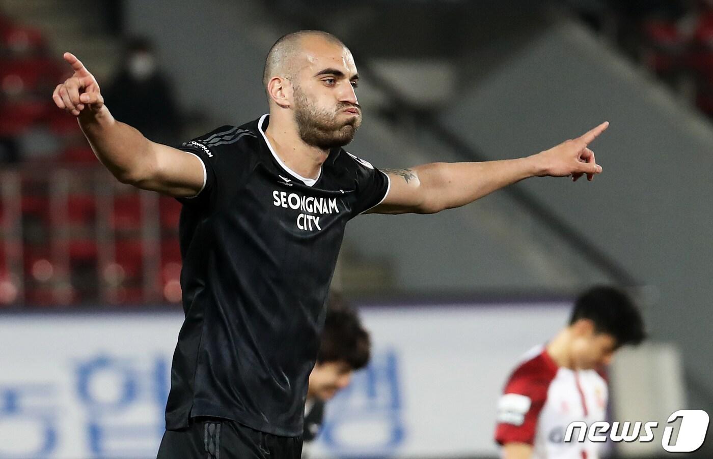 10일 오후 경기도 성남시 탄천종합운동장에서 열린 프로축구 '하나원큐 K리그1 2021' 성남FC와 FC서울의 경기에서 성남 뮬리치가 후반 43분 VAR 판독으로 얻은 페널티킥을 성공시킨 후 환호하고 있다. 2021.3.10/뉴스1 ⓒ News1 오대일 기자