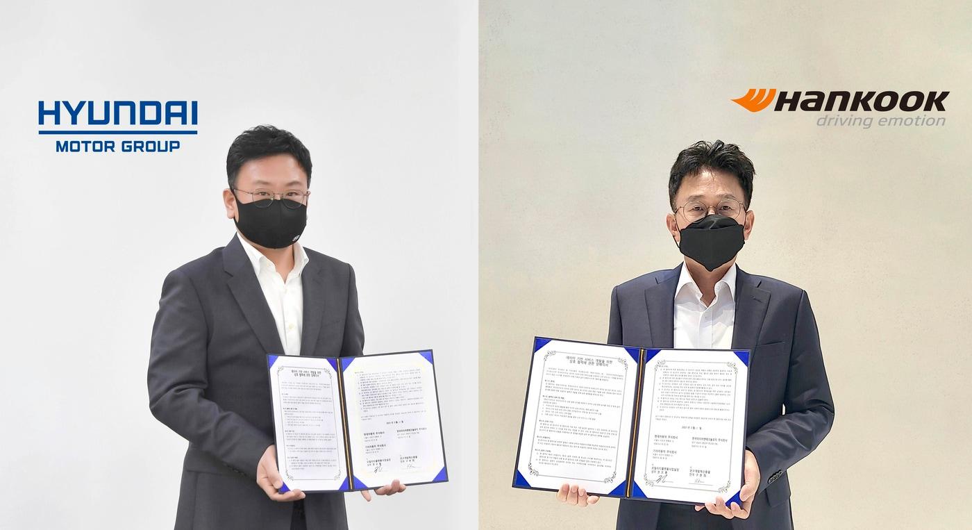 본문 이미지 - 권오륭 현대차·기아 모빌리티플랫폼사업실장 상무(왼쪽)와 구본희 한국타이어 연구개발혁신총괄 전무가 '데이터 기반 서비스 개발을 위한 상호협력 업무협약'을 맺고 기념사진을 촬영하고 있다.(양사 제공).ⓒ 뉴스1