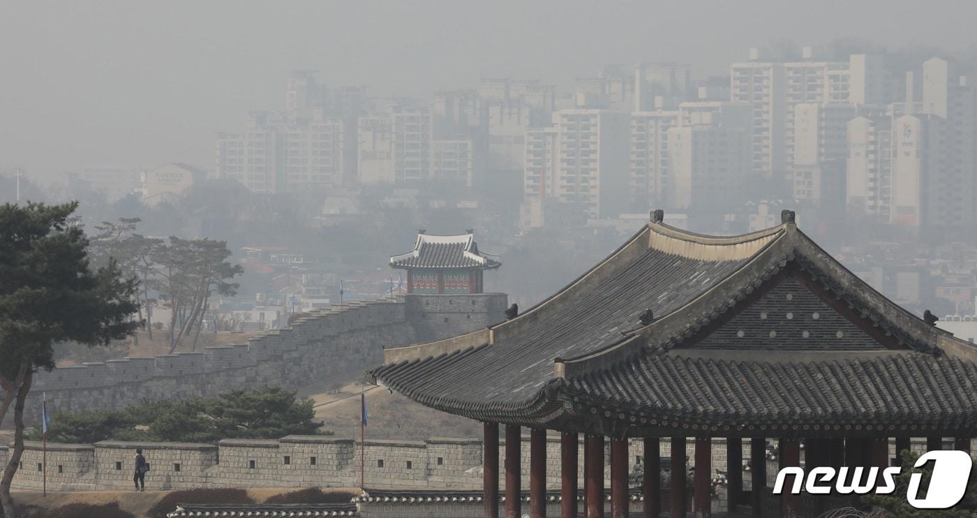 본문 이미지 - 수도권에 올 봄 첫 미세먼지 비상저감조치가 시행된 11일 오전 경기도 수원시 팔달구 수원화성 창룡문 인근 성벽 뒤로 도심이 뿌옇게 보이고 있다. 2021.3.11/뉴스1 ⓒ News1 조태형 기자