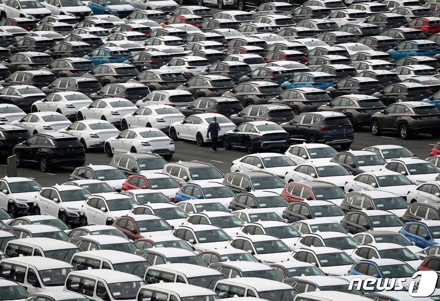  이날 현대자동차 울산공장 수출 선적부두 인근 야적장에 완성차들이 대기하고 있다. 2021.3.11/뉴스1 ⓒ News1 윤일지 기자