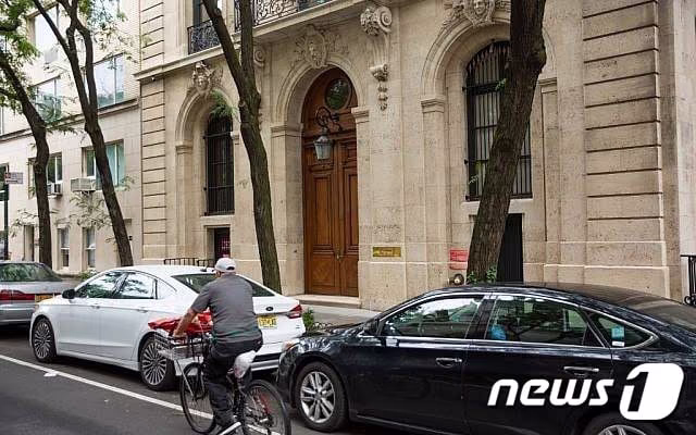 본문 이미지 - 뉴욕 맨해튼에 위치한 제프리 엡스타인 대저택ⓒ AFP=뉴스1