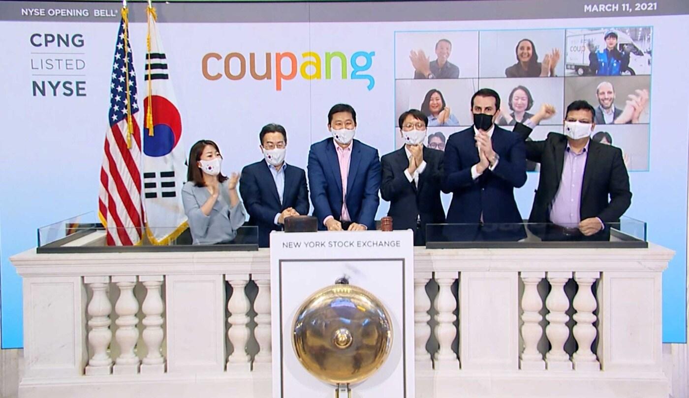 (사진 왼쪽부터)김현명 쿠팡 IR 팀장, 강한승 쿠팡 대표이사, 김범석 쿠팡 이사회 의장, 박대준 쿠팡 대표이사, 존 터틀 NYSE 부회장, 거라브 아난드 쿠팡 CFO가 11일(현지시간) 뉴욕증권거래소에서 상장기념 '오프닝 벨'을 울렸다. ⓒ 뉴스1