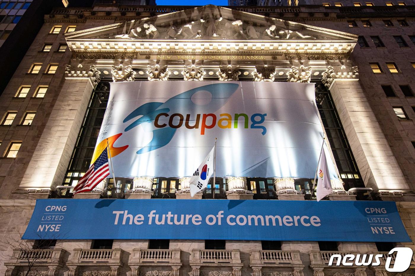 쿠팡이 미국 뉴욕증권거래소(NYSE) 상장 첫날인 11일 공모가보다 81.43% 급등한 63.5달러에 거래를 개시했다. 사진은 뉴욕증권거래소 외벽에 쿠팡 로고와 태극기가 게시돼 있다. (쿠팡 제공) 2021.3.12/뉴스1