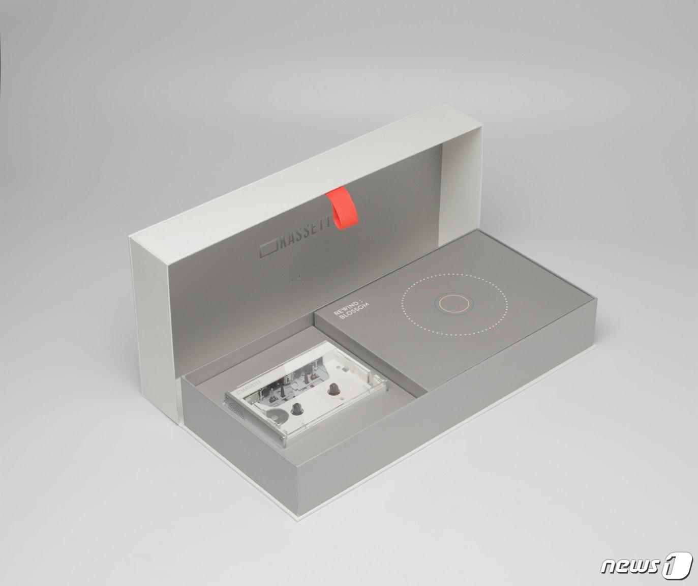 본문 이미지 - KT가 카세트 플레이어 ‘KASSETTE'를  출시한다. 사진은 'KASSETTE' 패키지의 내부 모습. ⓒ 뉴스1