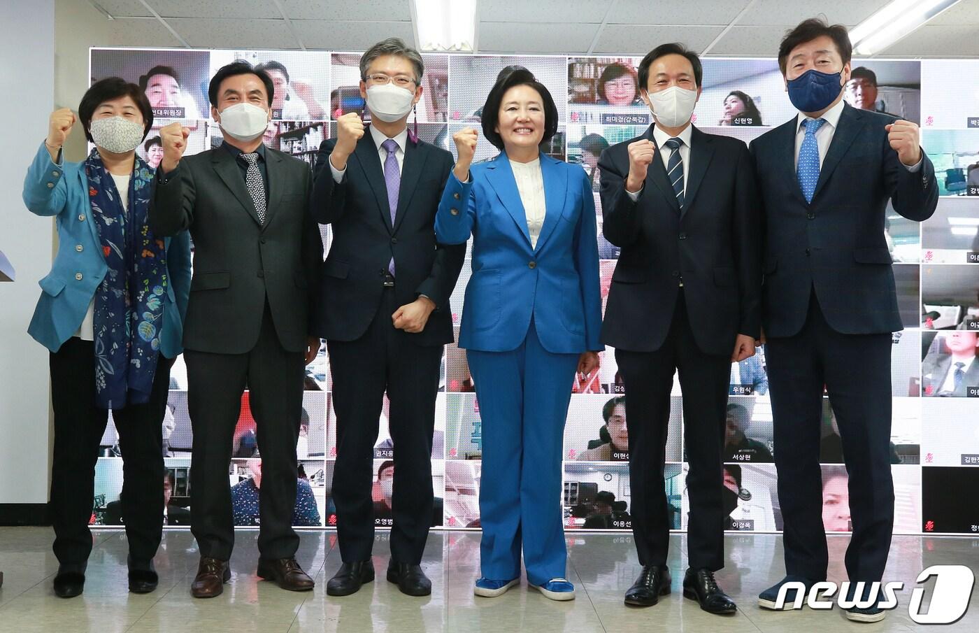 본문 이미지 - 박영선 더불어민주당 서울시장 후보와 우상호 의원, 조정훈 시대전환 공동선대위원장 등 참석자들이 12일 오전 서울 종로구 선거 사무소에서 열린 '합니다! 박영선 선거대책위원회 출범식'에서 기념촬영을 하고 있다. 2021.3.12/뉴스1 ⓒ News1 성동훈 기자