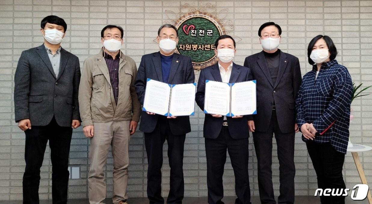 본문 이미지 - 진천군 이장단과 자원봉사센터의 자원봉사 활성화 협약.(진천군 제공)ⓒ 뉴스1