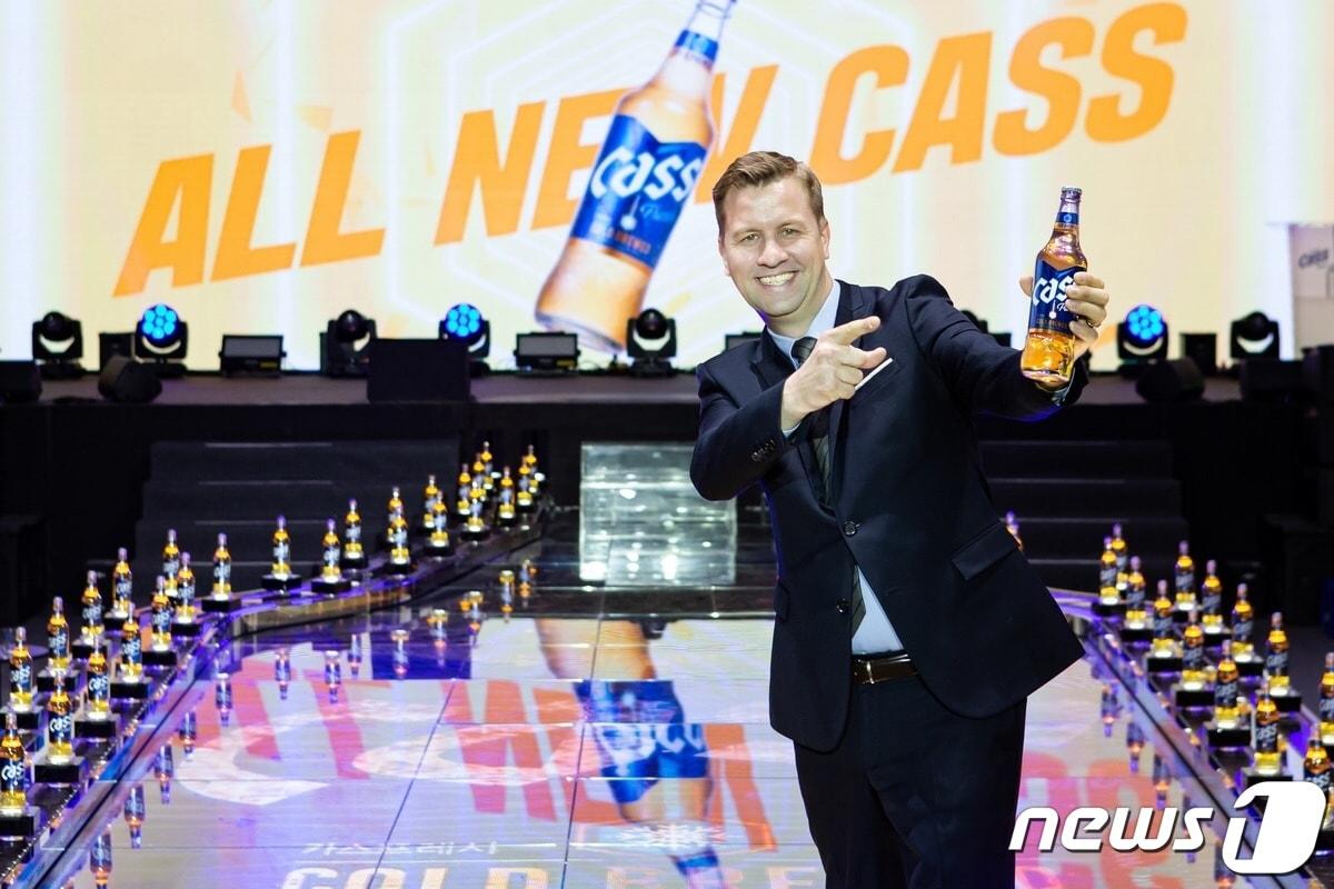 본문 이미지 - 오비맥주는 12일 서울 서초구 세빛섬 플로팅아일랜드에서 ‘올 뉴 카스(All New Cass)’ 출시 기념 기자 간담회를 개최했다. 새롭게 출시된 카스는 투명병, 원재료, ‘변온잉크’ 온도센서, 콜드브루 등 제품 주요 요소에 혁신적 변화를 도입했다. 오비맥주 배하준 사장이 새롭게 탄생한 카스를 손에 들고 환하게 웃고 있다. (오비맥주 제공) 2021.3.12/뉴스1