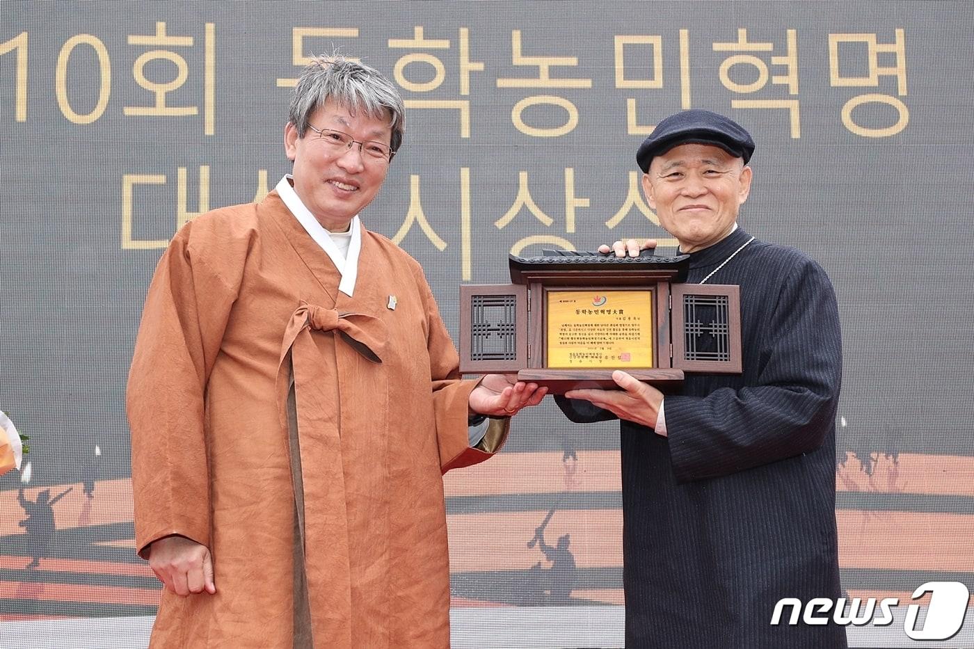 본문 이미지 - 전북 정읍시가 ‘제54회 황토현동학농민혁명기념제’를 맞아 동학농민혁명 대상 후보자 추천을 받는다. 지난해 대상 수상자인 도올 김용옥 선생. ⓒ 뉴스1