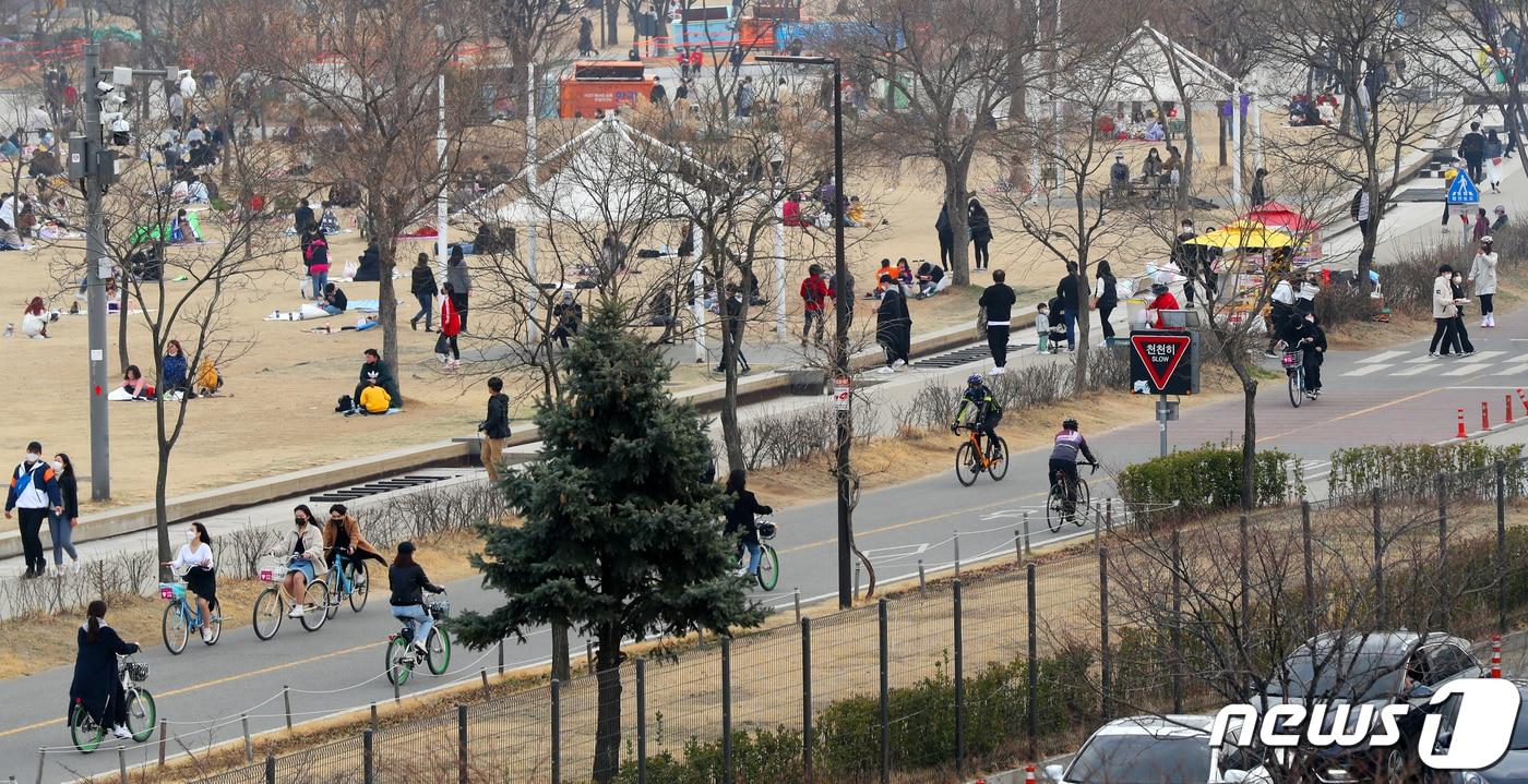 본문 이미지 - 서울지역 낮 최고기온이 13도까지 올라 포근한 날씨를 보인 14일 오후 서울 영등포구 여의도 한강공원이 나들이를 나온 시민들로 북적이고 있다. 2021.3.14/뉴스1 ⓒ News1 민경석 기자