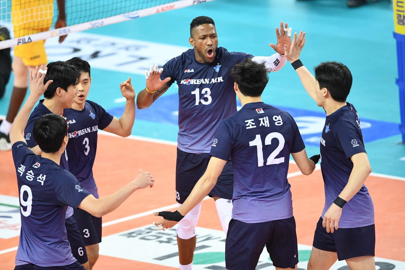 대한항공 선수단이 14일 KB손해보험과의 경기에서 환호하고 있다.(KOVO 제공)ⓒ 뉴스1