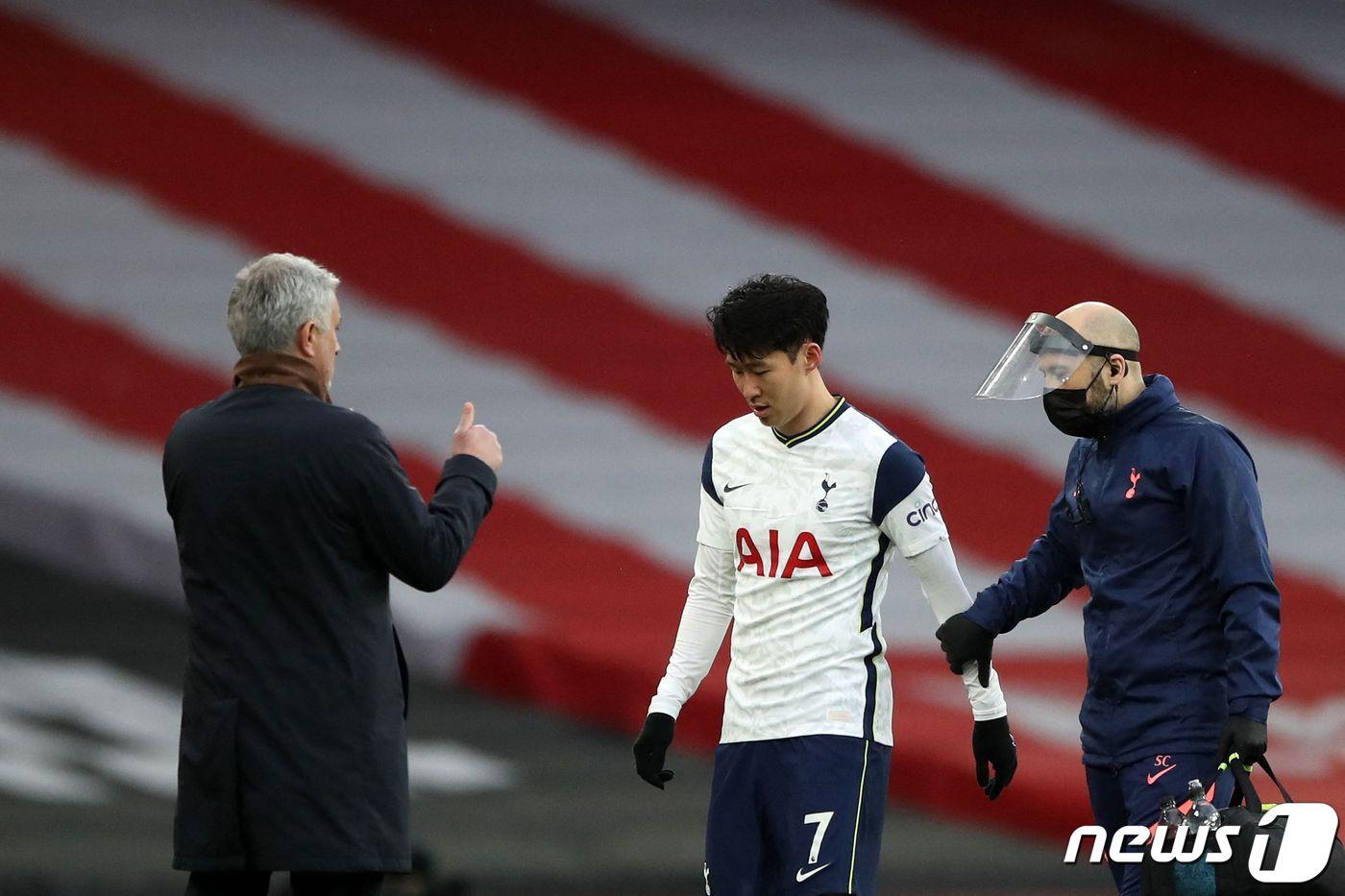 토트넘 핫스퍼 손흥민이 15일 오전(한국시간) 영국 런던에 위치한 에미레이츠 스타디움에서 열린 아스널과 프리미어리그(EPL) 28라운드에서 전반 18분 왼쪽 허벅지 통증을 호소하며 교체되고 있다.  ⓒ AFP=뉴스1 