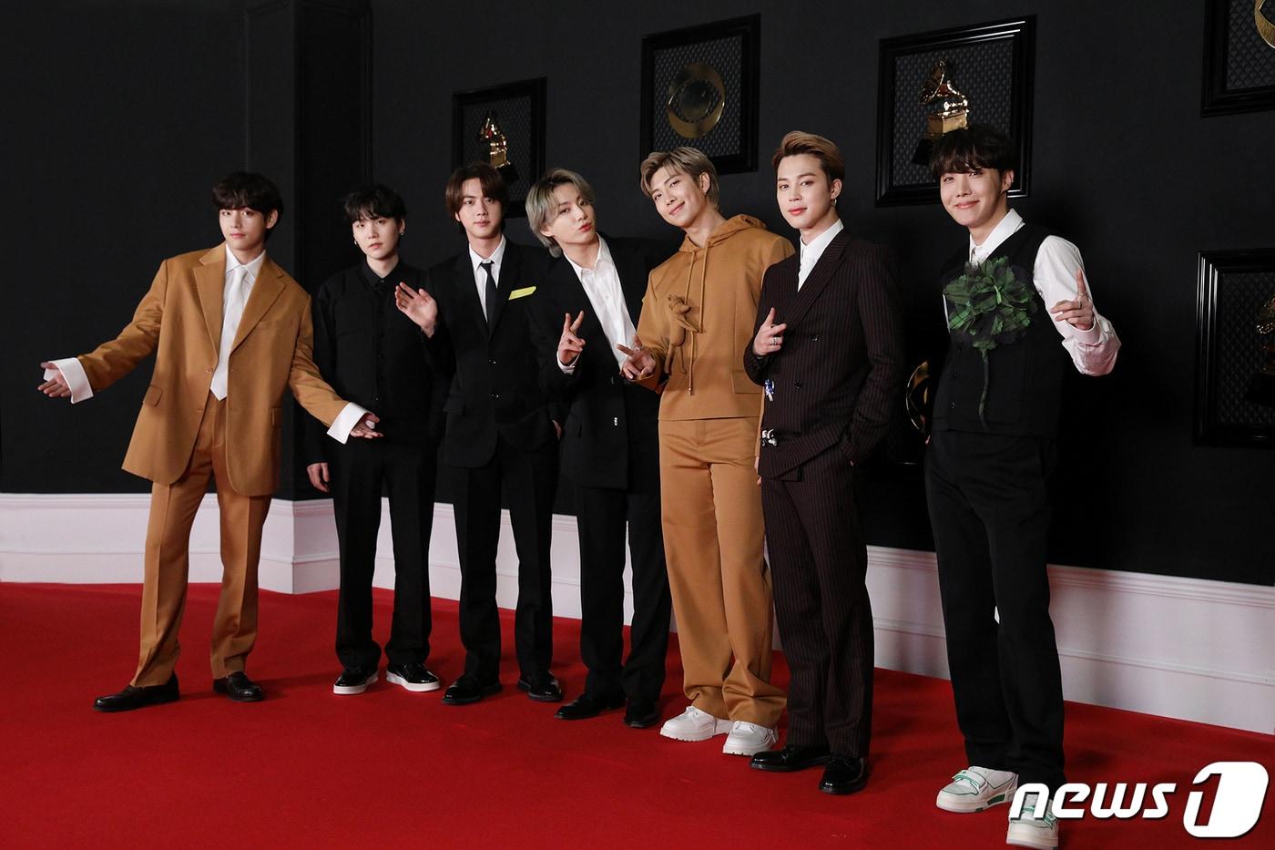 그룹 방탄소년단(BTS)이 15일(한국시간) 온라인으로 제63회 그래미 어워드(GRAMMY AWARDS) 레드카펫에 참여해 포즈를 취하고 있다. 방탄소년단은 제63회 그래미 어워드에서 ‘다이너마이트’로 ‘베스트 팝 듀오/그룹 퍼포먼스’ 부문 후보에 올랐으나 아쉽게 수상에는 실패했다. (빅히트 엔터테인먼트 제공) 2021.3.15/뉴스1 ⓒ News1 김진환 기자