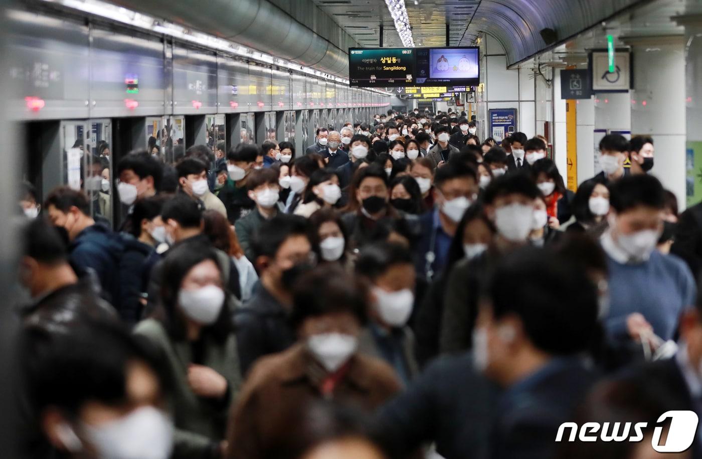 본문 이미지 - 15일 오전 서울지하철 광화문역에서 마스크를 쓴 시민들이 열차에서 내려 이동하고 있다. 2021.3.15/뉴스1 ⓒ News1 구윤성 기자