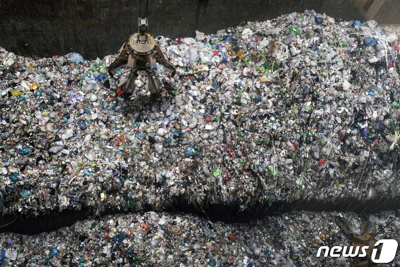  지난해 3월 서울 마포구 마포자원회수시설 쓰레기 크레인조정실에서 폐기물이 소각로로 옮겨지고 있다. 2021.3.15/뉴스1 ⓒ News1 황기선 기자