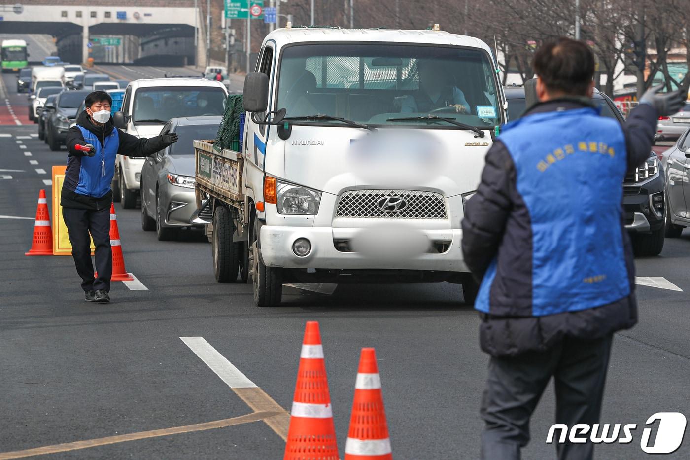 본문 이미지 - 서울 양천구 신정로 일대에서 미세먼지 비상저감조치 관련 운행차 배출가스 단속을 하고 있다. ⓒ News1 성동훈 기자
